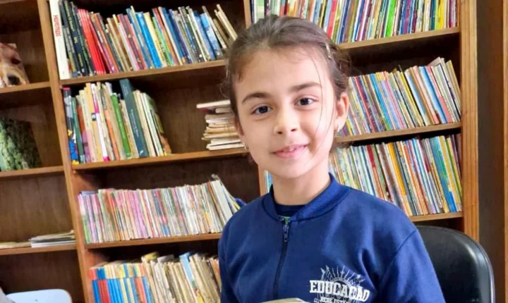 216 livros em oito meses: Conheça a menina de Jaguari que descobriu na leitura uma grande paixão