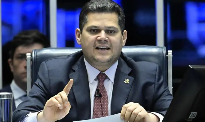 Alcolumbre define calendário para votar o fim da escala 6x1 no Senado