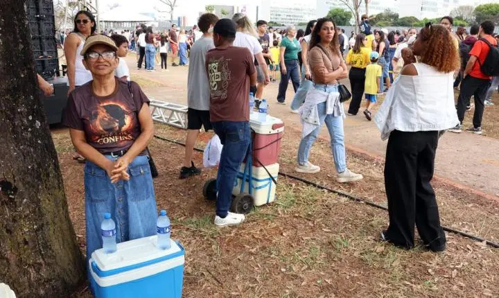 Ambulantes buscam sustento e trabalham no 7 de Setembro em Brasília