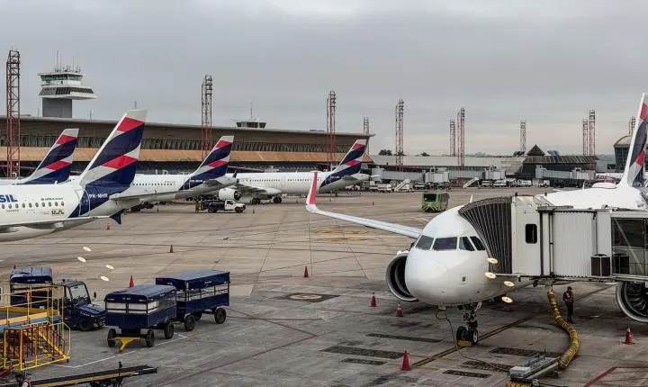 Anvisa atualiza normas de segurança sanitária para aeroportos e aviões no Brasil