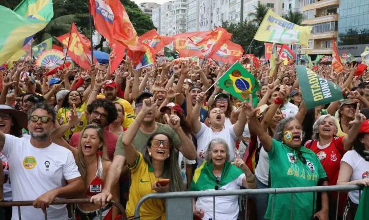 Ato político pela democracia e Lula reúne multidão em Copacabana