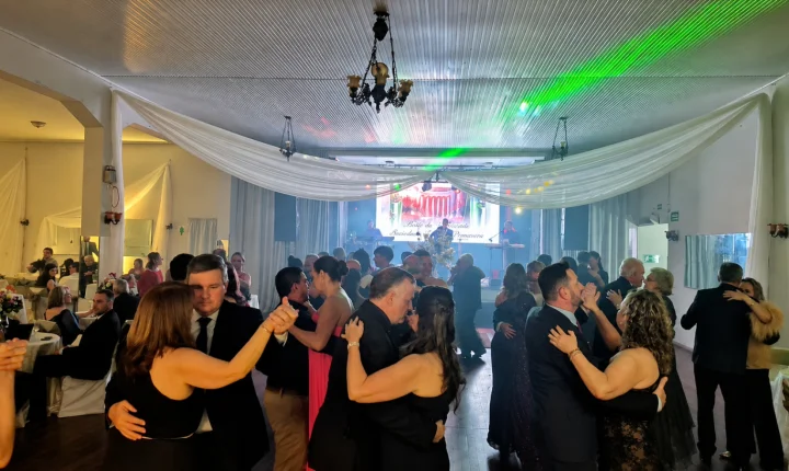 Baile da Sociedade Flor da Primavera celebra a tradição e elege novas rainhas em Jaguari