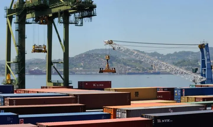 Balança comercial registra superávit de US$ 7,4 bilhões em agosto impulsionada por exportações