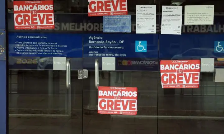 Funcionários rejeitam proposta e mantêm greve na Caixa em todo o país