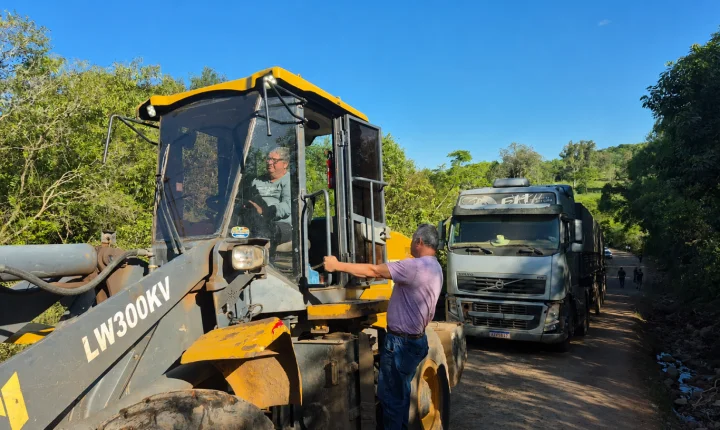 Bitrem derrapa em subida na localidade de Caixa D’Água e interrompe trânsito por cerca de 50 minutos
