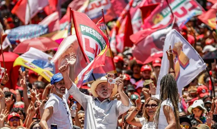 Lula defende fim da escala 6x1 e critica oponentes em ato no DF