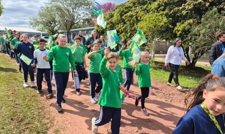 CAMINHADA CÍVICA REÚNE ALUNOS E PROFESSORES EM IJUCAPIRAMA