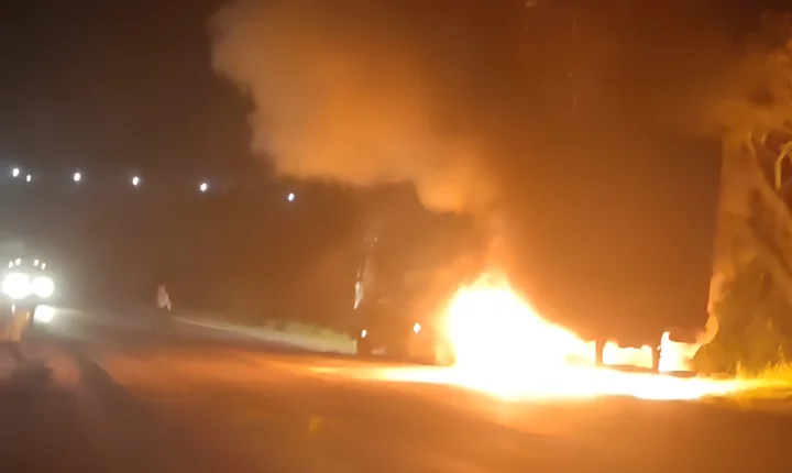 Carreta pega fogo no trevo da BR 287 em São Vicente do Sul