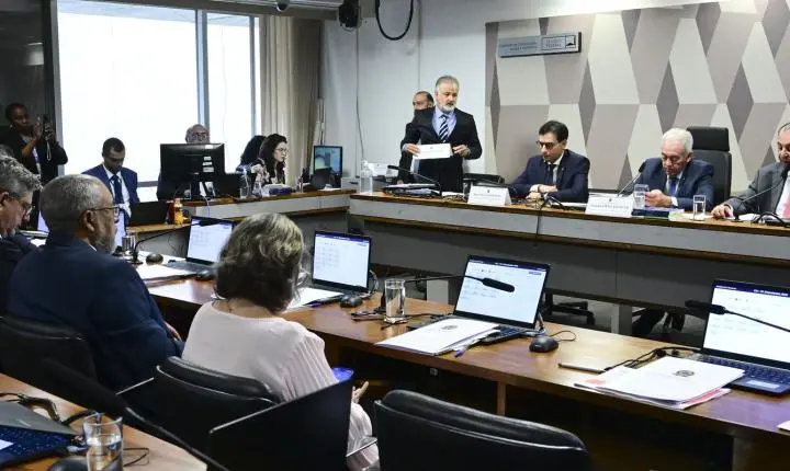 CCJ do Senado aprova PEC que determina o fim da jornada 6x1