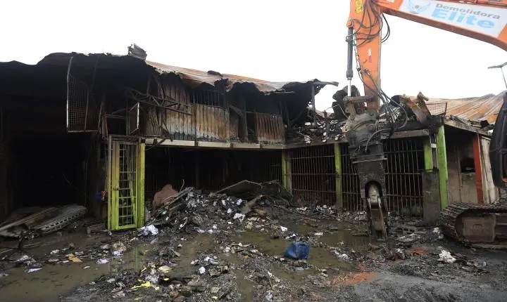 Atingidos por incêndio na Ceagesp recebem tendas provisórias em outubro