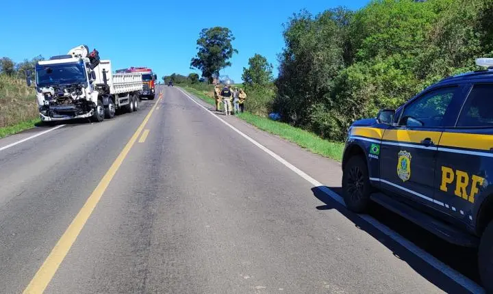 Colisão frontal entre carro e caminhão deixa vítima fatal