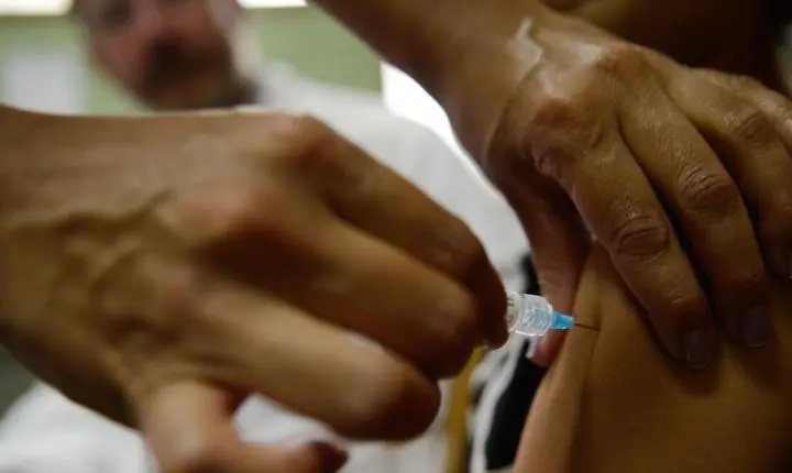 Consultas por lesões de colo do útero despencam no SUS após a vacina contra o HPV
