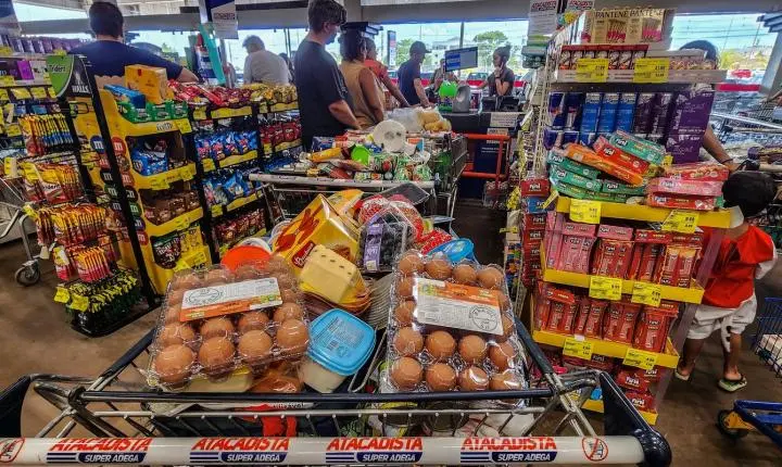 Consumo de alimentos registra alta após proibição das bets no Brasil, aponta Abras
