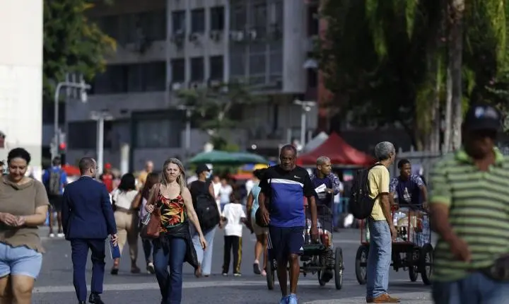 Crescimento populacional no Brasil desacelera em 2026 e população chega a 214,2 milhões, estima IBGE