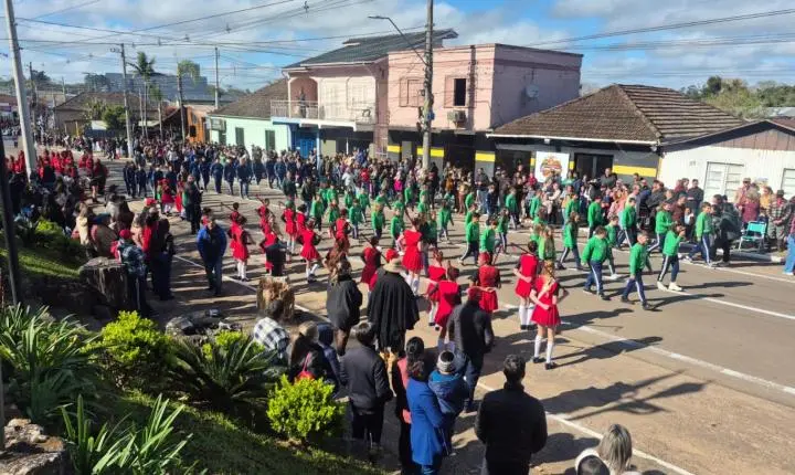DESFILE CÍVICO CELEBRA A PÁTRIA COM CORES, CIVISMO E EMOÇÃO EM MATA