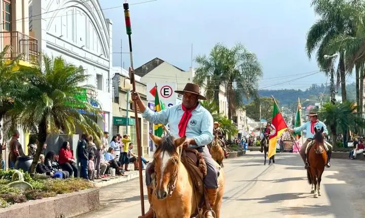 Desfile celebra as tradições e reúne a comunidade jaguariense no Dia do Gaúcho
