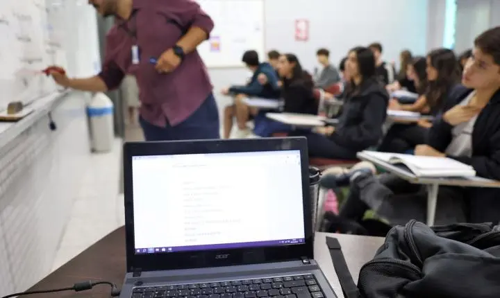 Docentes integram inteligência artificial para engajar alunos e inovar