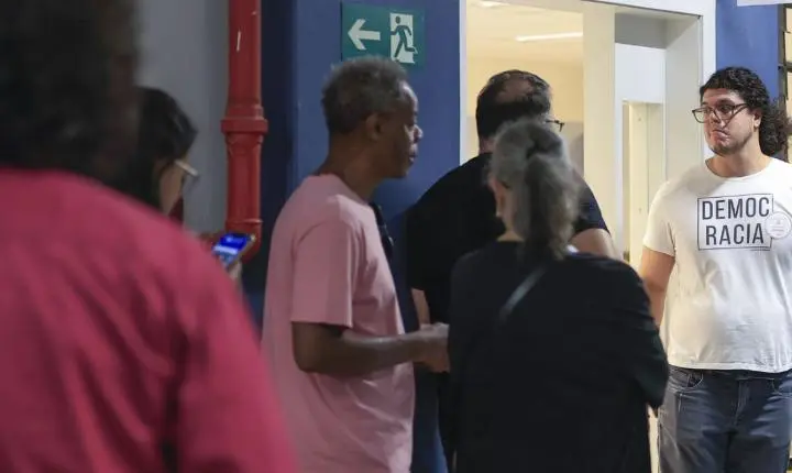 Eleitores têm até as 17h deste domingo para votação no primeiro turno