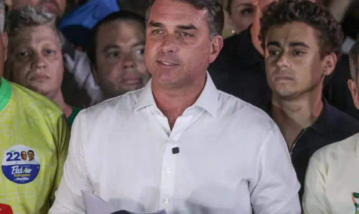 Flávio Bolsonaro agradece apoio de Milei e Trump em carta após fuga