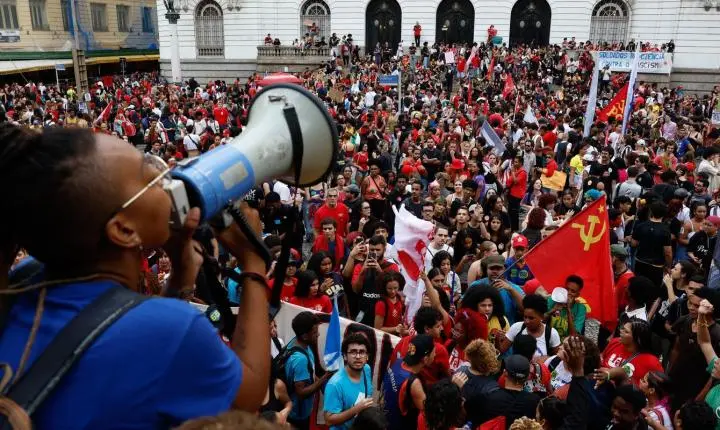 UNE mobiliza manifestações estudantis em apoio a Lula pelo país