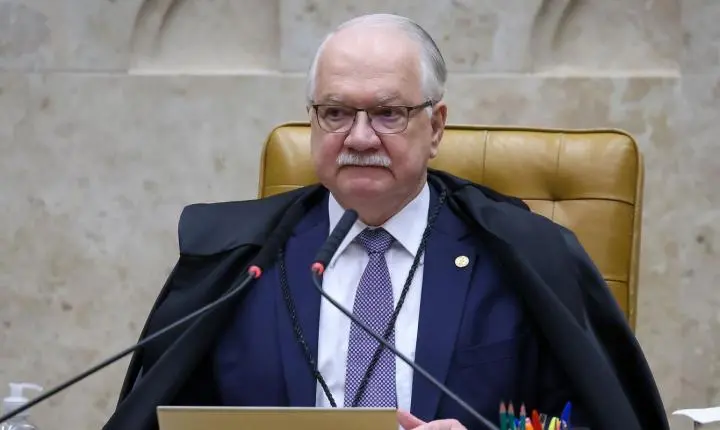 Edson Fachin rejeita afastar Flávio Dino de processos de Flávio Bolsonaro