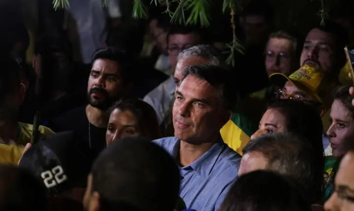 Flávio Bolsonaro impõe condições no TSE para abertura de sigilos