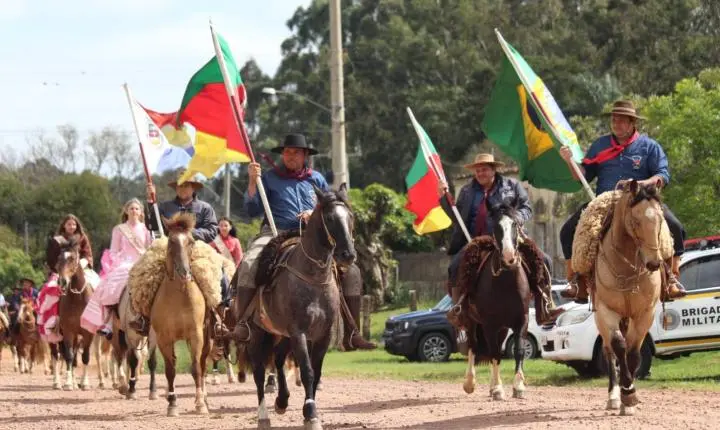 FLORIDA REALIZA DESFILE TRADICIONALISTA