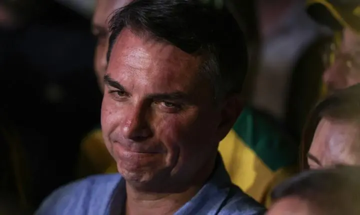 Flávio Bolsonaro enfrenta isolamento após fuga e carta golpista