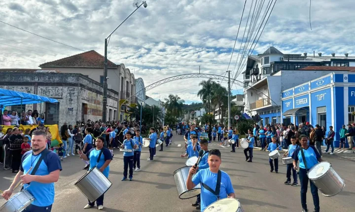 Jaguari: Desfile da Pátria reúne comunidade em ato de civismo e resiliência