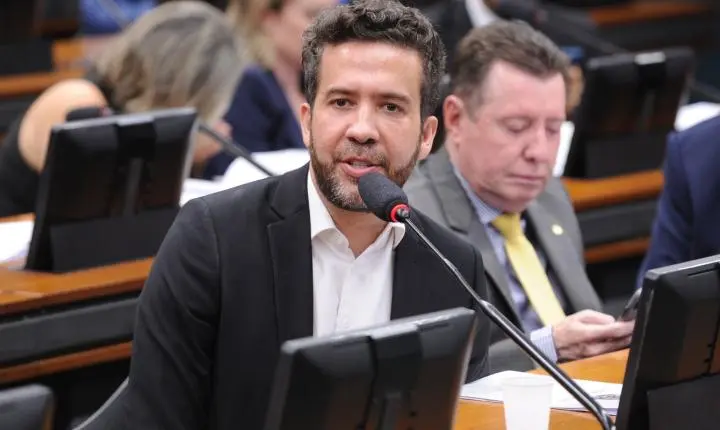 André Janones aponta censura em decisão do TSE que bloqueou canal no WhatsApp
