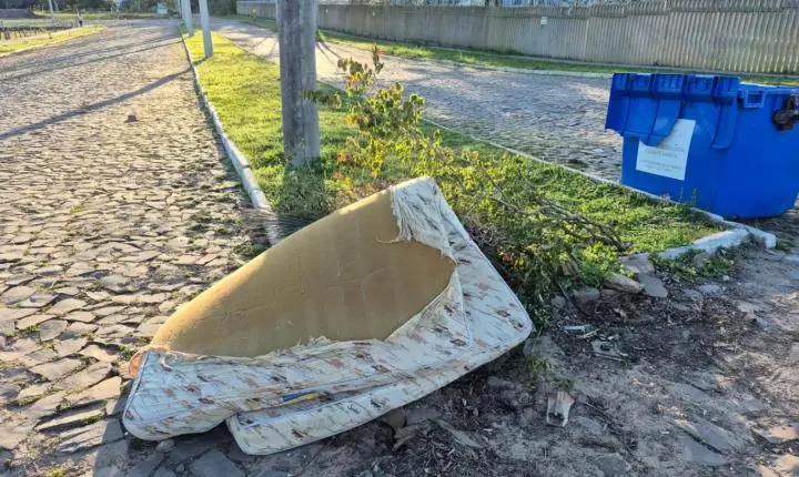 LIXO OU DESCASO? COLCHÃO DEIXADO AO LADO DE CONTÊINER NO CENTRO DE JAGUARI CHAMA ATENÇÃO