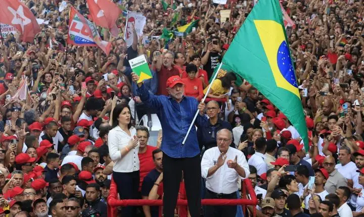 Lula é reeleito presidente do Brasil em uma virada histórica