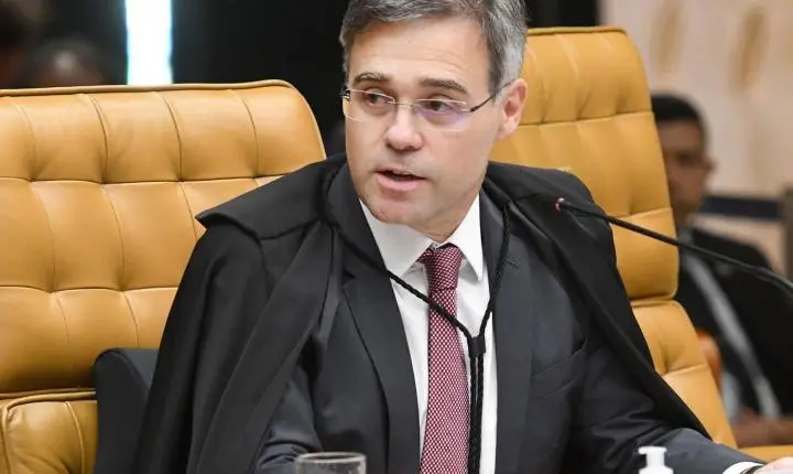 Nova decisão do TSE manda deputados apagarem vídeo contra Flávio Bolsonaro