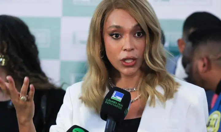 TSE reverte decisão e libera postagem da deputada Erika Hilton