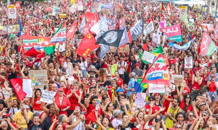 Ato em Copacabana reúne milhares em defesa da democracia e de Lula no Rio