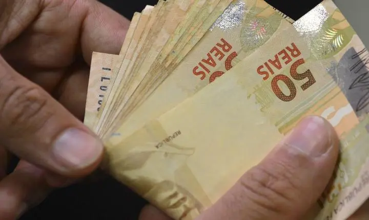Casos de endividamento de risco crescem 75% no Brasil, alerta BC