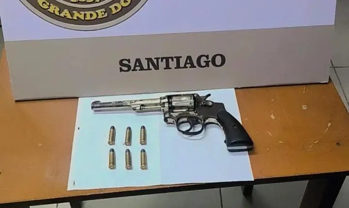 Prisão por porte ilegal de arma de fogo em Santiago