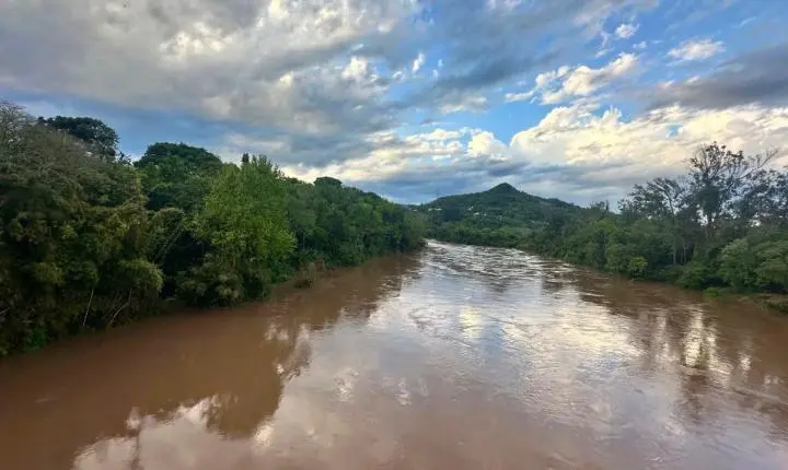 Rio Jaguari começa a subir e preocupa população; Defesa Civil mantém monitoramento