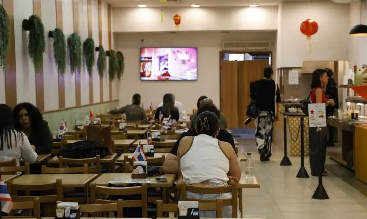 Setor de serviços gerou 15,9 milhões de empregos com média salarial de 2,2 mínimos, revela IBGE