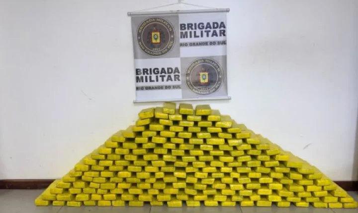 Tráfico de drogas: Dupla é presa com 110 kg de maconha na RSC 377 em Santiago