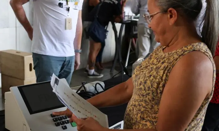 TRE-RJ distribui mais de um milhão de modelos de cola eleitoral para votação